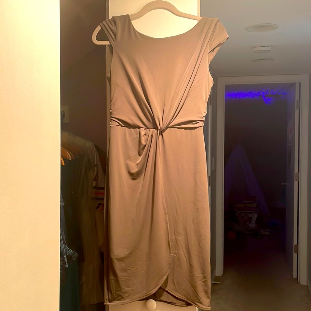 Cute dress tie in the front